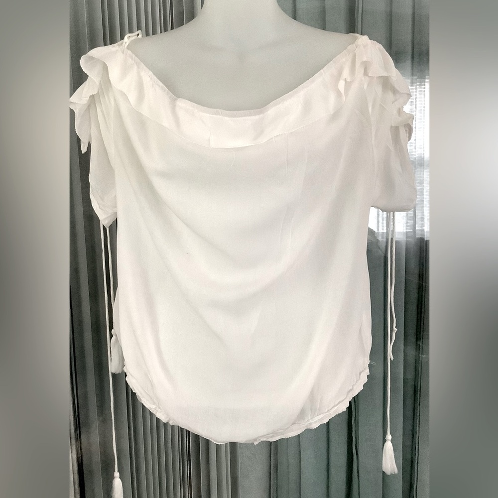 Blush Noir white off-the-shoulder blouse
🌻